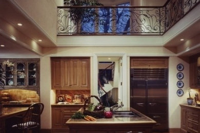 ロサンゼルスにあるトラディショナルスタイルのおしゃれなキッチン (レイズドパネル扉のキャビネット、淡色木目調キャビネット、御影石カウンター、無垢フローリング) の写真