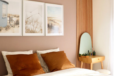 Diseño de dormitorio clásico renovado con paredes beige, suelo de linóleo y madera