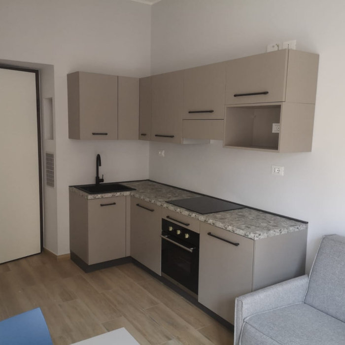 - Cucina con Anta effetto cemento e maniglia brunita, Top in laminato finitura Palladiana Grigio con lavello ad una vasca in fragranite nero e miscelatore nero. Completano gli elettrodomestici piano i
