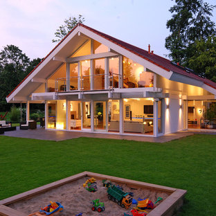 Mittelgroßes, Zweistöckiges, Weißes Modernes Einfamilienhaus mit Mix-Fassade, Satteldach und Ziegeldach in Sonstige