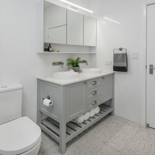 Bäder mit Schrankfronten im Shaker-Stil und Terrazzo-Boden Ideen