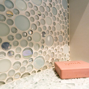 Aménagement d'une petite salle de bain classique avec un placard à porte shaker, des portes de placard en bois sombre, une douche à l'italienne, un WC séparé, un carrelage multicolore, carrelage en mosaïque, un mur bleu, un sol en carrelage de porcelaine, un lavabo encastré et un plan de toilette en verre recyclé.