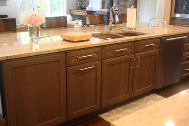 Kitchen - transitional kitchen idea in New York