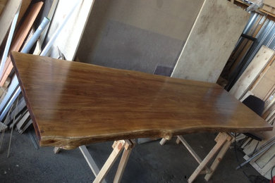 Обеденный стол из массива дуба. Имитация среза ствола дерева.