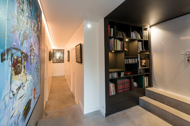 This is an example of a contemporary hallway in Marseille.