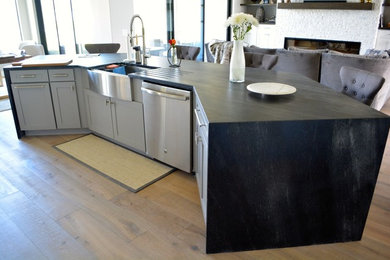 Kitchen - modern kitchen idea in Miami