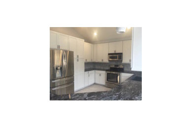 Eat-in kitchen - large traditional u-shaped ceramic tile eat-in kitchen idea in Phoenix with an undermount sink, shaker cabinets, white cabinets, granite countertops, gray backsplash, ceramic backsplash, stainless steel appliances and a peninsula