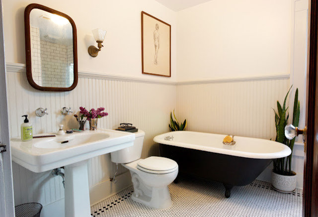 Traditional Bathroom by Keep Smiling Home
