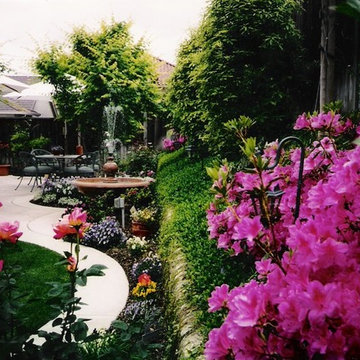 Small garden with a lot of color! fountain and entertaining space with a small l