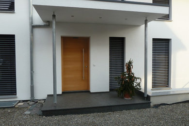 Design ideas for a contemporary entryway in Stuttgart.