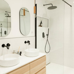 75+ Bäder mit bodengleicher Dusche und Laminat-Waschtisch Ideen