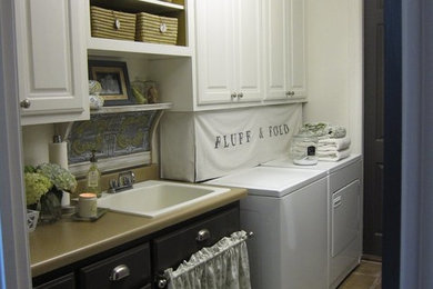 Laundry room - traditional laundry room idea in Austin