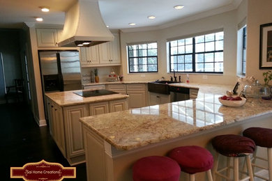 Große Moderne Küche mit Vorratsschrank, Granit-Arbeitsplatte und Kücheninsel in Tampa