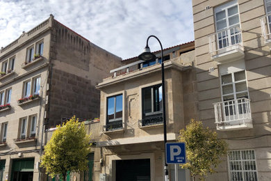 Foto de fachada de casa clásica renovada de tamaño medio de tres plantas con revestimiento de piedra, tejado a dos aguas y tejado de teja de barro