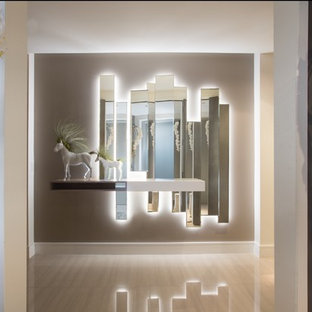 マイアミの中サイズの片開きドアコンテンポラリースタイルのおしゃれな玄関ホール (ベージュの壁、ラミネートの床、ベージュの床) の写真