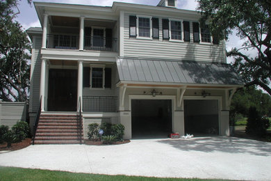 Example of a classic home design design in Charleston