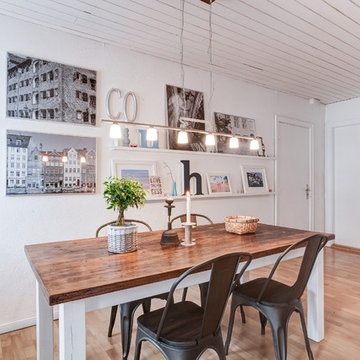 Malet spisebord med mørke stole