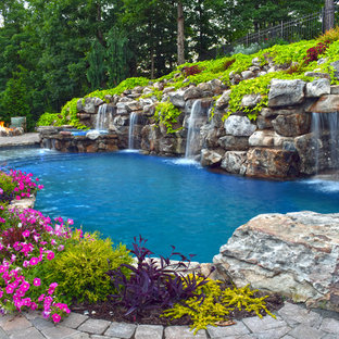 Rustikales Sportbecken hinter dem Haus in individueller Form mit Wasserspiel und Betonplatten in Atlanta