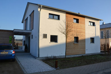 Mittelgroßes, Zweistöckiges Modernes Einfamilienhaus mit Putzfassade, weißer Fassadenfarbe, Satteldach und Ziegeldach in Nürnberg