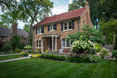 Elegant home design photo in Milwaukee