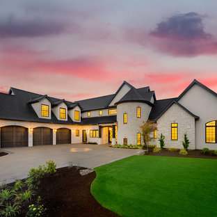 Idéer för ett mycket stort klassiskt vitt hus, med två våningar, blandad fasad och sadeltak