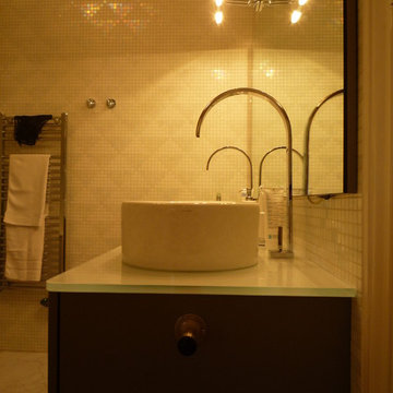 Salle de bain contemporaine chic avec mosaïque dorée : double vasque ronde et me