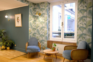 Exemple d'un hall d'entrée scandinave avec parquet clair.