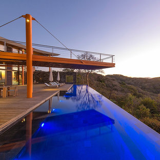 Geräumiger Moderner Infinity-Pool auf dem Dach in rechteckiger Form mit Dielen in Sonstige