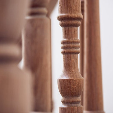 Klassische Treppe aus Eiche mit Krümmlingen und gedrechseltem Geländer