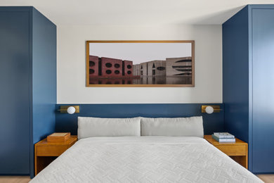 Mittelgroßes Modernes Hauptschlafzimmer mit weißer Wandfarbe, hellem Holzboden und beigem Boden in New York