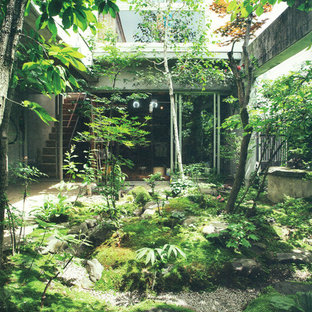 東京都下の和風のおしゃれな中庭のテラス (日よけなし) の写真