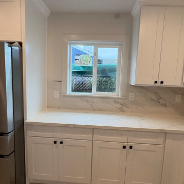 Contemporary White Kitchen with Peninsula Cooktop