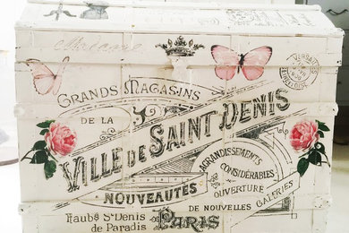 Kista shabby chic med franska text och rosor