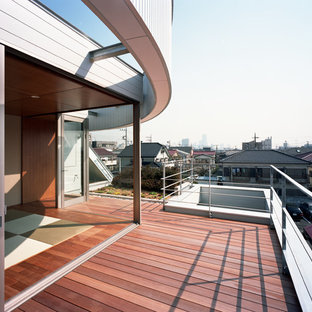 東京23区の中サイズのモダンスタイルのおしゃれな横庭のテラス (デッキ材舗装、パーゴラ) の写真