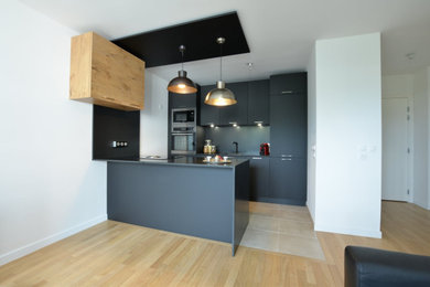 Idée de décoration pour une cuisine ouverte minimaliste de taille moyenne.