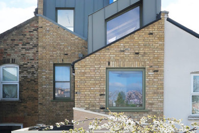 ロンドンにあるおしゃれな家の外観 (メタルサイディング、緑の外壁、タウンハウス) の写真