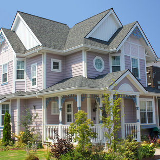 他の地域のヴィクトリアン調のおしゃれな二階建ての家 (混合材サイディング、切妻屋根、ピンクの外壁) の写真