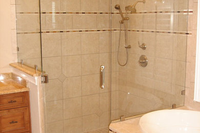 Foto på ett vintage badrum, med en kantlös dusch