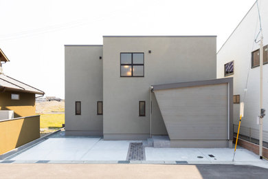 Modelo de fachada de casa gris y gris nórdica de dos plantas con tejado plano y tejado de metal