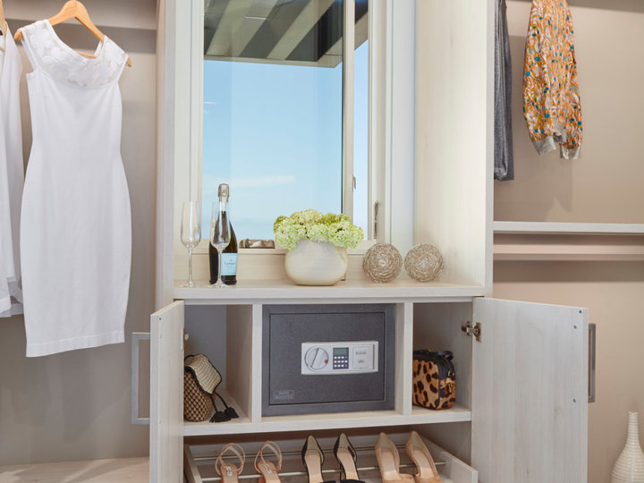 Walk-In - Beach Style Closet