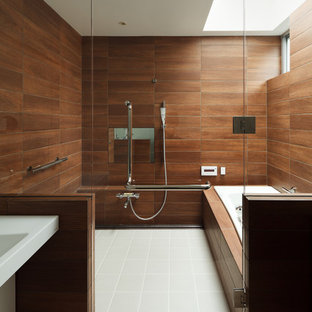 Esempio di una grande stanza da bagno padronale moderna con ante lisce, ante in legno bruno, doccia a filo pavimento, piastrelle marroni, piastrelle a listelli, pareti marroni, pavimento in sughero, lavabo sottopiano, top in quarzo composito, pavimento beige e doccia aperta