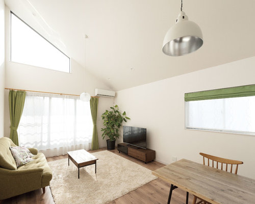 大阪のモダンなリビング・居間の写真 (白い壁、無垢フローリング、据え置き型テレビ、茶色い床)