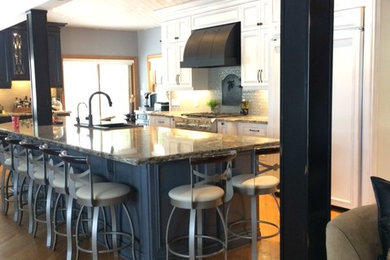 Mid-sized mountain style kitchen photo in Toronto with a double-bowl sink, quartz countertops, glass tile backsplash and an island