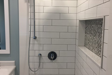 Example of a minimalist bathroom design in Toronto