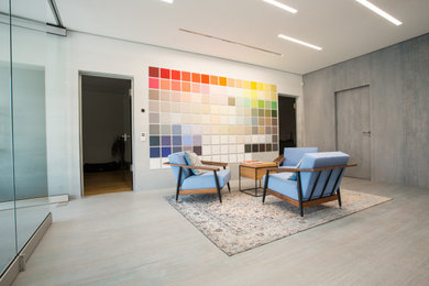 フランクフルトにあるコンテンポラリースタイルのおしゃれなアトリエ・スタジオ (青い壁、自立型机、茶色い床) の写真