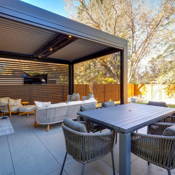 Modern Outdoor Entertainment Area W/Privacy Wall & Phantom Screens