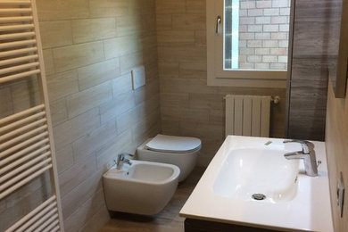 Immagine di una stanza da bagno moderna
