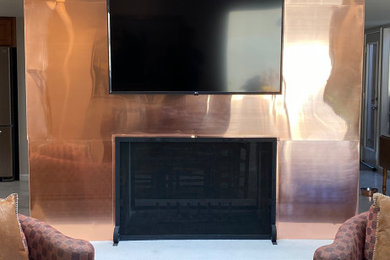 Imagen de salón minimalista de tamaño medio con suelo de baldosas de cerámica y televisor colgado en la pared