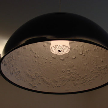 Suspension design noire et blanche avec moulures au plafond : luminaire contempo