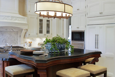 Kitchen - traditional kitchen idea in Toronto